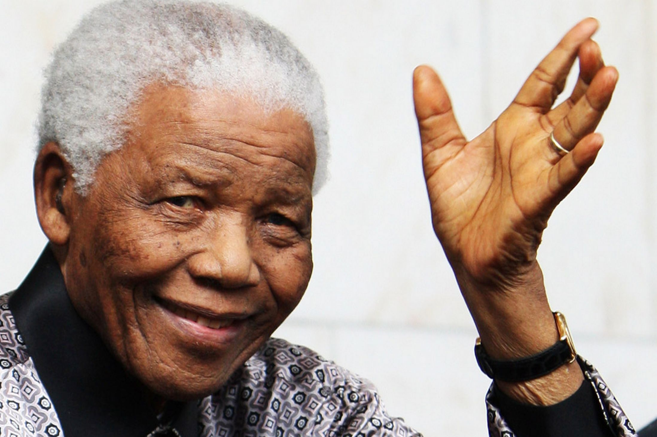 mandela-mano-saluta