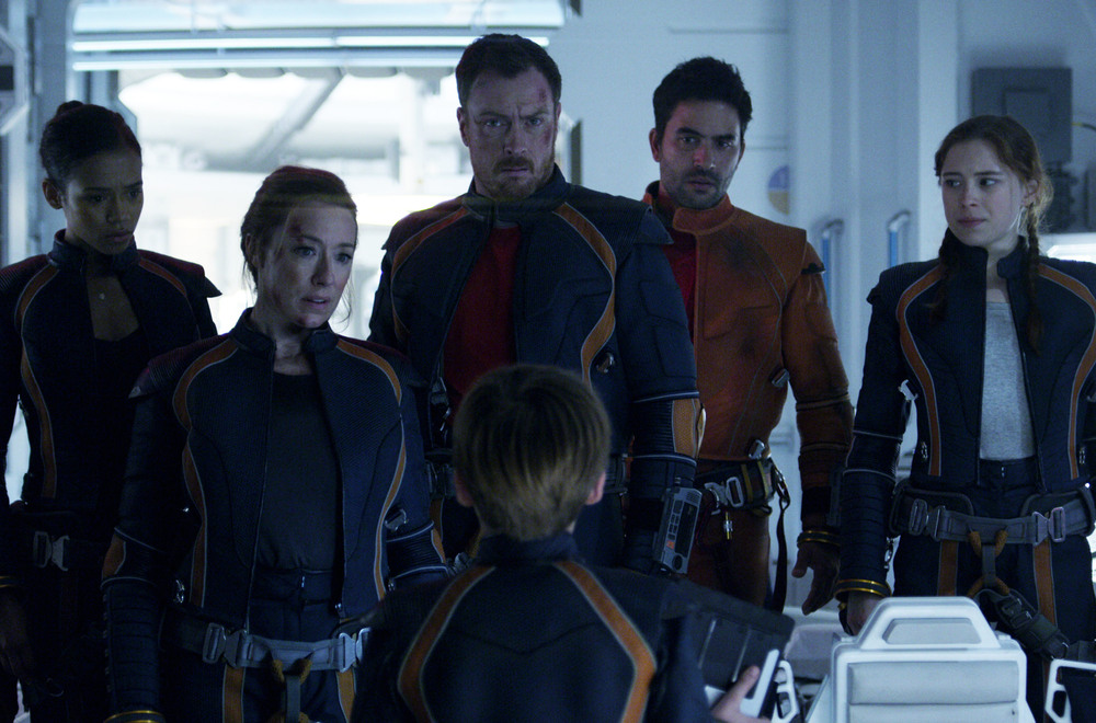 32949-lost-in-space-cast